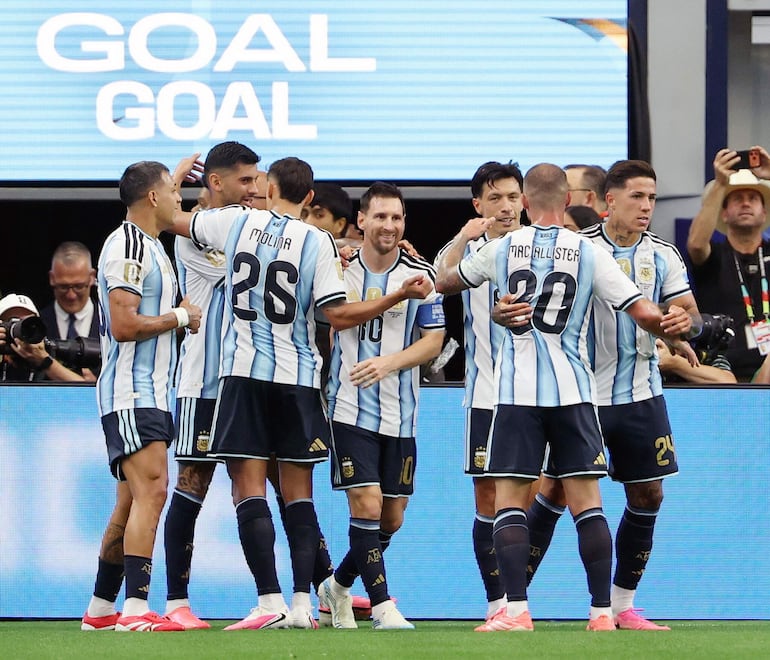 Lionel Messi (C) de Argentina celebra con sus compañeros tras anotar su primer gol durante el partido de la fase de grupos de la Copa Mundial de la FIFA 2026 entre Argentina y Austria, en Dallas, EE. UU.