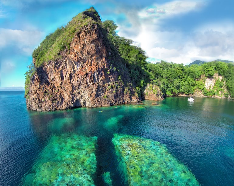 Rock Split, popular lugar de snorkel en el área de Portsmouth y Toucari de Dominica, Caribe Oriental.