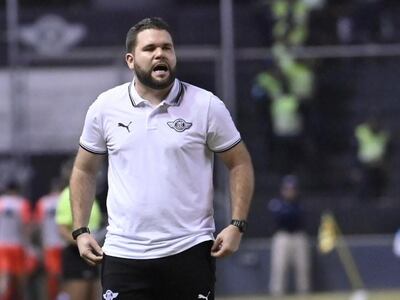 Ariel Galeano, entrenador de Libertad, en el partido frente a Nacional por la fecha 19 del torneo Apertura 2024 del fútbol paraguayo en el estadio La Huerta, en Asunción.