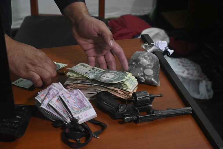 Armas y dinero incautado a los detenidos tras el asalto en el barrio San Vicente.