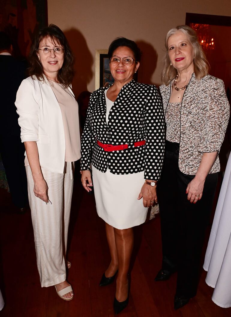 Margarita Gorzen, Mirna Chamorro y María Ester Pallarés.