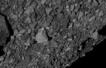 La nave espacial OSIRIS-REx de la NASA fotografió estas rocas en el asteroide Bennu. Imagen de la NASA