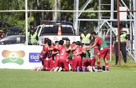 Festejo de uno de los goles de Paraguarí AC en el Municipal de Carapeguá.
