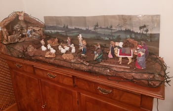 Armar el pesebre estando fuera del país, conlleva aún más emociones, aseguran los paraguayos en el mundo.