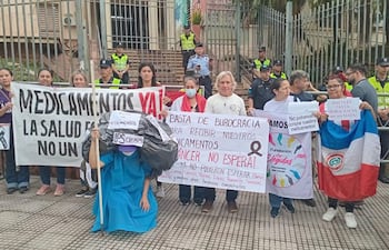 Enfermos crónicos se manifiestan frente al Ministerio de Salud