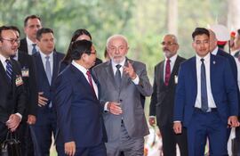 El presidente de Brasil Luiz Inacio Lula da Silva (C) es recibido por el primer ministro de Vietnam, Pham Minh Chinh (centro a la izq.)