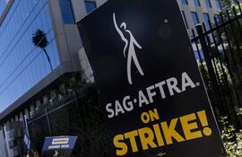 Miembros de SAG-AFTRA protestan frente a la sede de Netflix en Los Ángeles.