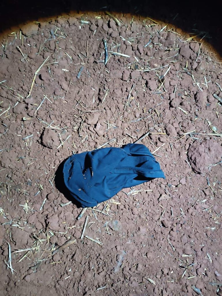 Suelo de tierra marrón con prenda negra en un entorno rural de La Paz.
