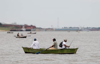 Pescadores de la Asociación de Pescadores Profesionales de Blanco Cué durante su jornada de pesca en el río Paraguay, en Asunción.