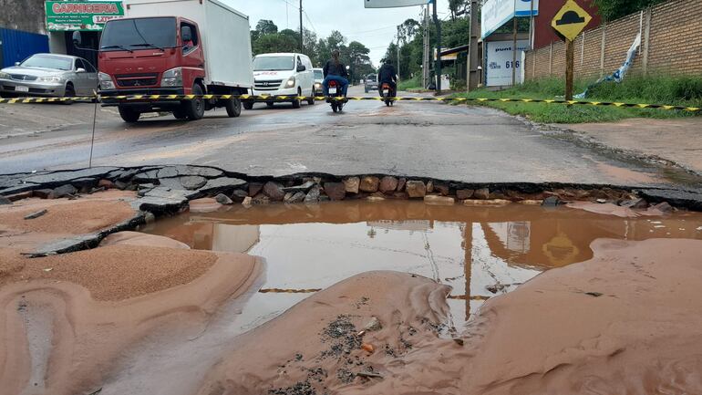 La avenida Pratt Gill, límite entre la las localidades de Ñemby y San Lorenzo. Algunos vecinos alegan que ya es parte de la ciudad Universitaria, pero que las autoridades se desentienden .