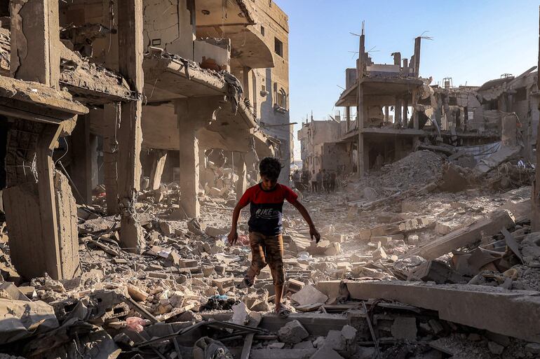 Un niño camina entre escombros en Maghazi, en la zona central de la Franja de Gaza.