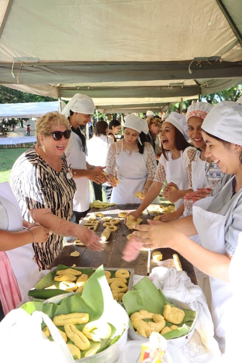 La reconocida chipera María Ana compartió su arte preparando la chipa con la comunidad.