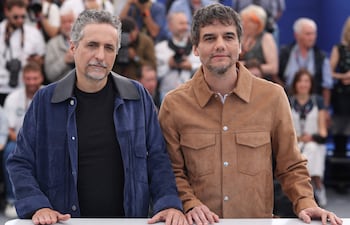 Kleber Mendonça Filho junto al protagonista de "El agente secreto", Wagner Moura, en una fotgrafía del estreno del filme en Cannes.