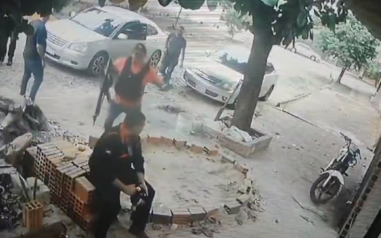 El que sería suboficial mayor Fidel Bernal Centurión, con fusil y chaleco, reduce a una de las víctimas en el barrio San Pablo de Asunción.