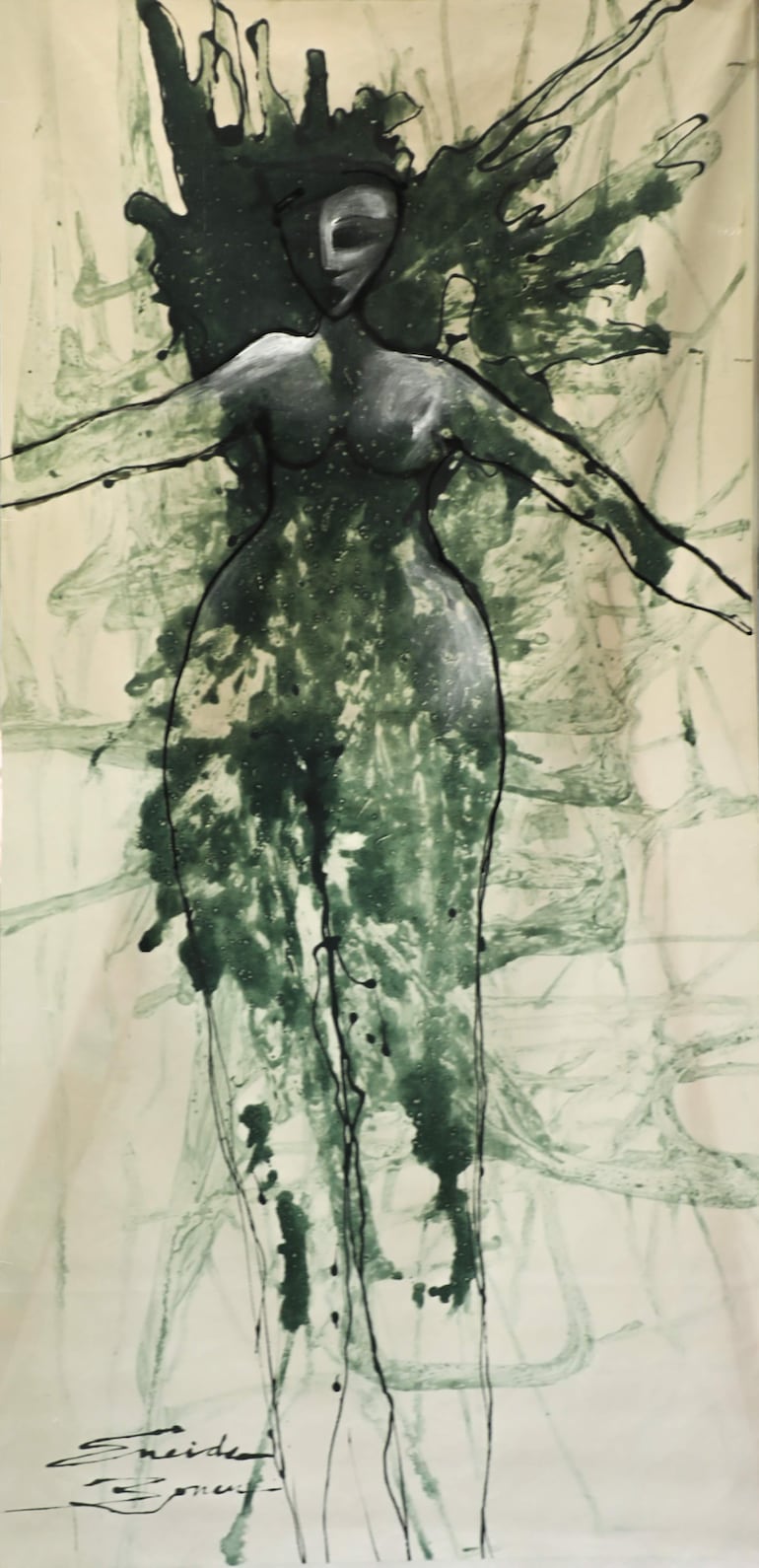 Pintura abstracta de figura humana estilizada en tonos verdes sobre fondo claro, reflejando movimiento y expresión artística.