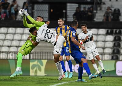 Gonzalo Falcón se queda con el balón ante el intento del delantero de Olimpia Walter González.