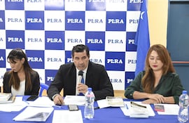 El presidente del Tribunal Electoral Independiente del PLRA, Gustavo Bernal Cristaldo encabezó la conferencia de prensa.