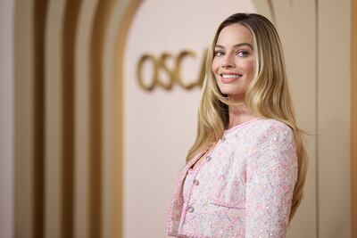 La actriz australiana Margot Robbie durante los Oscars en el Hotel Beverly Hilton, el 12 de febrero de 2024, en Beverly Hills, California (Estados Unidos). Robbie está embarazada y, junto a su marido Tom Ackerley, esperan su primer hijo, según informó este domingo el medio de celebridades People.