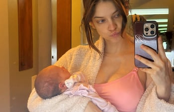 La modelo Barbara Palvin en su rol de mamá de una recién nacida.