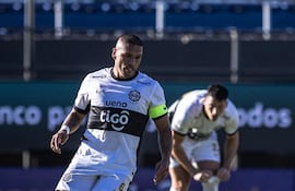 El experimentado volante de Olimpia Richard Ortiz durante el encuentro ante Nacional, en el estadio Defensores del Chaco. (Foto: @elClubOlimpia)