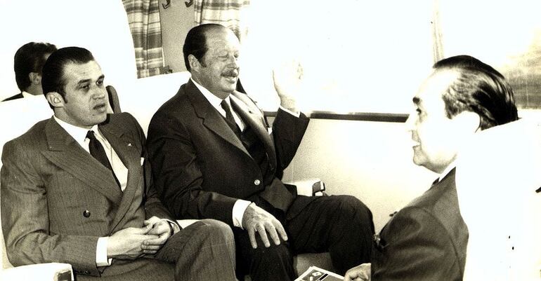 En la década de los 80, Gustavo Stroessner empezó a acompañar asiduamente a su
padre, dejando entrever que era el elegido del dictador para ser su sucesor. En la imagen
de la época, junto al entonces secretario privado de Stroessner, Mario Abdo Benítez.