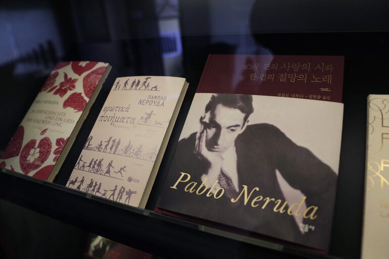 Libros en la biblioteca de casa museo "La Chascona" con ediciones de Pablo Neruda, en Santiago (Chile). 