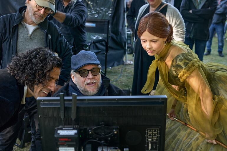 Guillermo del Toro (centro) junto a los actores Oscar Isaac y Mia Goth en el rodaje de "Frankenstein".