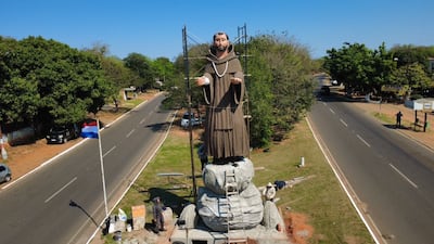 Así luce la imponente escultura de San Agustín en Emboscada, una obra de 11 metros que ya recibe a los visitantes en la ciudad.