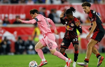 El astro argentino del Inter Miami, Lionel Messi transporta el esférico ante la marca cercana del ghanés Mohammed Sofo, del New York Red Bulls.
