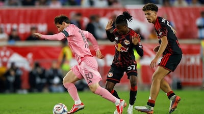 El astro argentino del Inter Miami, Lionel Messi transporta el esférico ante la marca cercana del ghanés Mohammed Sofo, del New York Red Bulls.