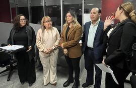 La concejala luqueña Belén Maldonado (centro) y a su lado el presidente del Partido Liberal Radical Auténtico (PLRA), Hugo Fleitas.