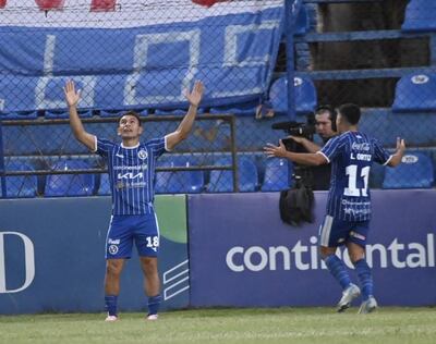 Derlis Orué (i) festeja el gol que convirtió para la victoria de Sol