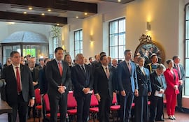 Santiago Peña y un grupo de figuras públicas asisten al acto conmemorativo de la jura de la Constitución Nacional de 1992.