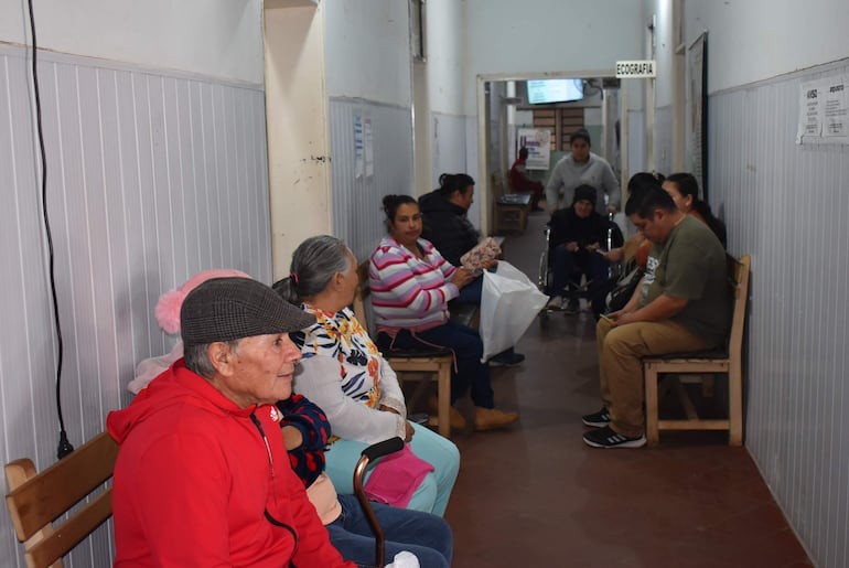 Un grupo de pacientes espera su turno para su atención médica en el hospital distrital