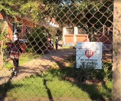 Ni los focos se salvan de los "chespis" en la escuela Virgen de Luján del Bañado Sur. Buscan recaudar fondos para construir una muralla que dificulte el ingreso de delincuentes.