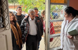 El doctor Isaías Fretes corroboró el espacio reducido del IPS de Caacupé durante su recorrido.