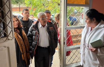 El doctor Isaías Fretes corroboró el espacio reducido del IPS de Caacupé durante su recorrido.