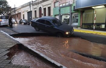 Más que un bache. Este vehículo cayó en en la enorme hendidura en Fulgencio R. Moreno e Independencia Nacional, del centro de Asunción.
