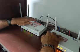 Una persona revisa la conexión a internet este lunes, en La Habana (Cuba). Los cubanos llevan semanas con más horas diarias de apagón que de servicio eléctrico. Y cuando se interrumpe la corriente, cerca de la mitad de las antenas de telecomunicaciones de todo el país se quedan también sin servicio.