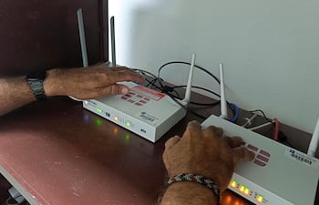Una persona revisa la conexión a internet este lunes, en La Habana (Cuba). Los cubanos llevan semanas con más horas diarias de apagón que de servicio eléctrico. Y cuando se interrumpe la corriente, cerca de la mitad de las antenas de telecomunicaciones de todo el país se quedan también sin servicio.