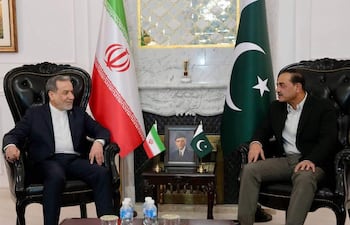 El ministro de Exteriores de Irán, Abás Araqchí (i), mantuvo hoy una reunión con el jefe de las Fuerzas de Defensa de Pakistán y principal mediador en el conflicto entre Estados Unidos y la República Islámica, Asim Munir, en un encuentro en el que también estuvieron importantes responsables del aparato de defensa y seguidad pakistaníes.