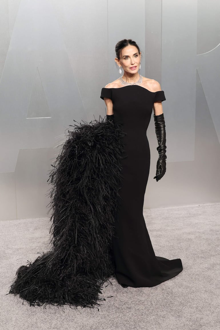Demi Moore con un lool "total black" en la exclusiva fiesta Vanity Fair Oscar Party. (EFE/EPA/NINA PROMMER)

