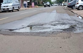 Cráter sobre la calle Cerro León, una de las más afectadas por el deterioro de la pavimentación en Pedro Juan Caballero.