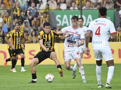Iván Ramírez (i), jugador de Guaraní, disputa el balón frente a Juan Fernando Alfaro, futbolista de Nacional, en un partido del torneo Clausura 2025 de la Primera División de Paraguay en el estadio La Arboleda, en Asunción, Paraguay. 