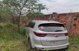 Camioneta perteneciente a la hermana del gobernador Juancho Acosta fue hallada abandonada en el barrio Jardín Nova Ponta Porã.