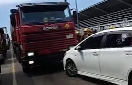 El camión que ocasionó el caos sobre el Puente de la Amistad.