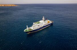 El crucero MV Hondius cerca de la costa de Praia, Cabo Verde, el pasado domingo.