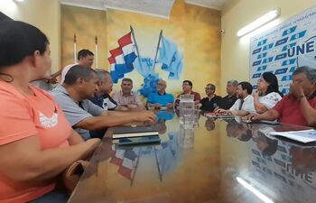 Gremios docentes amenazan con interrumpir las clases si no llegan a un acuerdo sobre reajuste en el PGN 2024 con el Poder Ejecutivo.