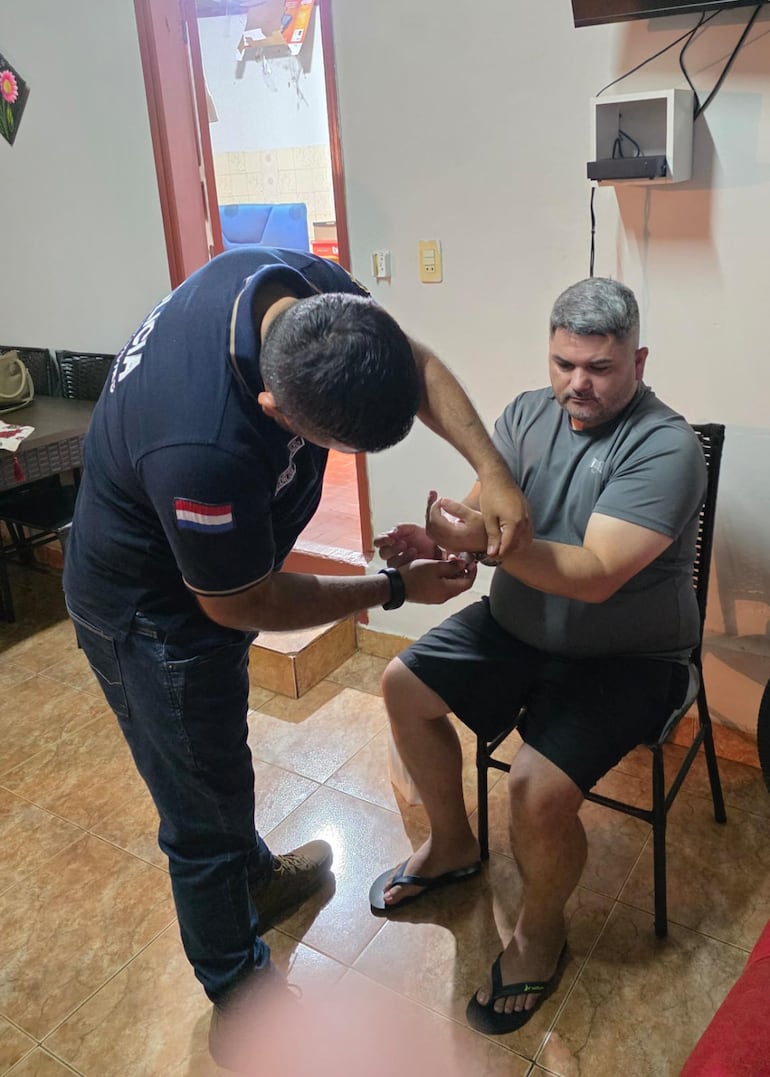 Hugo Ricardo Quiñónez Vera (42), alias “manito”, detenido por un asalto bancario. La detención se realizó en su residencia en Hohenau, Itapúa.