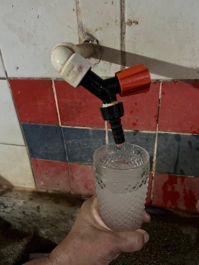 Este es el aspecto que presenta el agua que llega a los hogares de vecinos de la compañía Cabañas, en Caacupé.